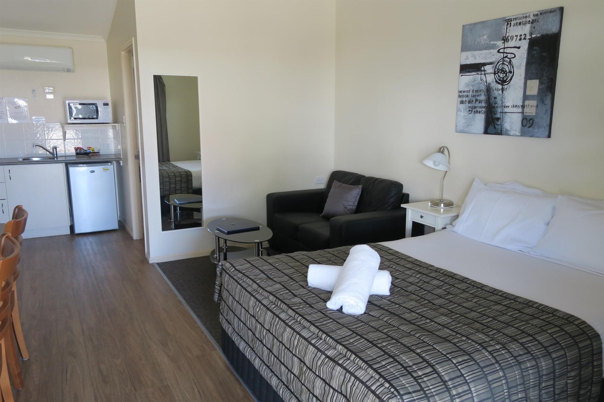 Motor Inn, Sure Collection By Bw